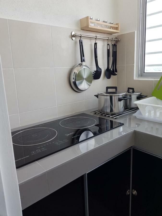 Hz Homestay @Ascotte Boulevard セメニー エクステリア 写真